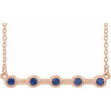 Collier de 40 cm (16 pouces) en or rose 14 carats serti clos d'un saphir bleu cultivé en laboratoire.