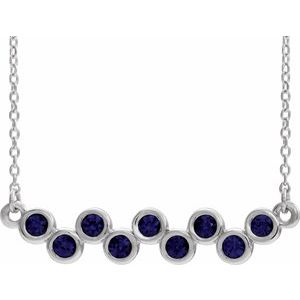 Collier avec saphir bleu de laboratoire en or blanc 14 carats serti clos, 40-45 cm
