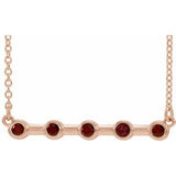 Collier en or rose 14 carats serti clos d'un grenat naturel du Mozambique, 45,7 cm (18 pouces).