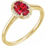 Bague en or 14 carats sertie d'un rubis de laboratoire de 7 x 5 mm et de diamants naturels (0,03 carat au total).