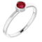 Bague en argent sterling rhodié avec rubis d'imitation de 4 mm