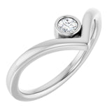 Bague en V sertie d'une lunette en diamant naturel platine 1/10 CTW