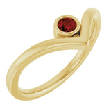 Bague en V sertie d'un grenat naturel jaune du Mozambique en or 14 carats.