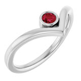 Bague en argent sterling sertie d'un rubis de laboratoire (clous clos)