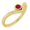 Bague en V sertie d'un rubis jaune 14 carats cultivé en laboratoire.