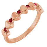 Bague empilable en or rose 14 carats avec rubis naturel en forme de cœur