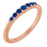 Bague empilable en or rose 14 carats et saphir bleu naturel