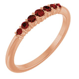 Bague empilable en or rose 14 carats et grenat naturel du Mozambique