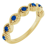 Bague empilable en or jaune 14 carats et saphir bleu naturel