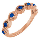 Bague empilable en or rose 14 carats et saphir bleu de laboratoire