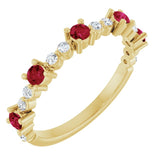 Bague en or 14 carats sertie d'un rubis jaune naturel et de diamants naturels (0,25 carat au total).