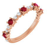 Bague en or rose 14 carats sertie d'un rubis de laboratoire et de diamants naturels (0,25 carat au total).