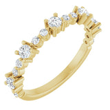 Bague en or jaune 14 carats, saphir blanc naturel et diamants naturels (0,25 carat au total).