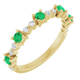 Bague en or 14 carats sertie d'une émeraude naturelle jaune et de diamants naturels (0,25 carat au total).