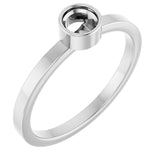 Bague sertie clos ronde de 4 mm en or blanc 14 carats
