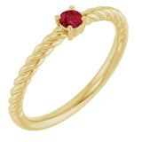 Bague solitaire en or jaune 14 carats avec rubis de laboratoire de 3 mm serti sur corde.