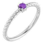 Bague solitaire en platine avec améthyste naturelle de 3 mm, sertie sur corde.