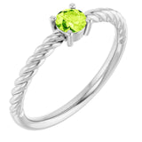 Bague solitaire corde en or blanc 14 carats avec péridot naturel de 4 mm.