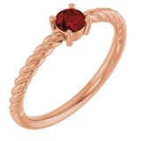 Bague solitaire en or rose 14 carats avec grenat naturel du Mozambique de 4 mm, sertie sur corde.